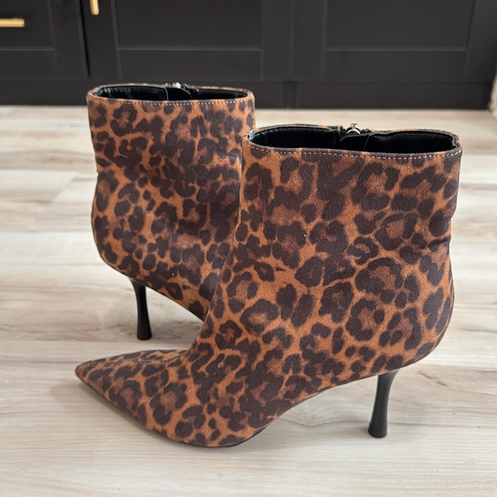 Nine West Leopard Print Pointed Toe Heeled Booties Size 8 NWOT - Picture 2 of 7